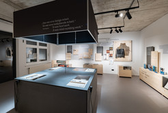 »Raum 3 --Zwangsarbeit in der Pulverfabrik-- Das Leben der Zwangsarbeiterinnen und Zwangsarbeiter in der Pulverfabrik Liebenau wurde entscheidend durch die rassistische Weltanschauung der Nationalsozialisten bestimmt. Aus diesem Grund litten vor allem die Männer und Frauen aus Osteuropa unter schlechten Lebensverhältnissen und harten Arbeitsbedingungen. In dieser Ausnahmesituation war ein solidarisches Miteinander manchmal nur schwer durchzuhalten. Doch auch bei den westeuropäischen Arbeitskräften und den Deutschen gab es unterschiedliche Verhaltensweisen – mal mitfühlend und unterstützend, mal von Misstrauen und Rassismus geprägt. Oft verschwamm die Grenze zwischen ›Freunden‹ und ›Feinden‹«. (Text: Gedenk- und Bildungsstätte Liebenau)  Aufnahmedatum: 03.11.2023, © Thomas Kemnitz.<span class="lightbox-bottom-description-additional"> Bildnummer: 9475, geladen am: 13.12.2023.</span> Bild 9475