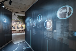 »Raum 4 --Das Arbeitserziehungslager Liebenau-- Während des Zweiten Weltkriegs errichtete die Geheime Staatspolizei (Gestapo) über 200 so genannte Arbeitserziehungslager zur willkürlichen Disziplinierung, Bestrafung und Ausbeutung vor allem ausländischer Zwangsarbeitskräfte. Als eines der ersten dieser Straflager entstand in Abstimmung der Gestapo mit der Firma Wolff & Co. im Sommer 1940 am Rande Liebenaus ein Arbeitserziehungslager, dessen Häftlinge vor allem beim Bau der Pulverfabrik eingesetzt wurden. Der unmenschlichen Behandlung auf der Baustelle und im Lager fielen bis zu dessen Auflösung im Mai 1943 mehr als 250 Menschen zum Opfer.« (Text: Gedenk- und Bildungsstätte Liebenau)  Aufnahmedatum: 03.11.2023, © Thomas Kemnitz.<span class="lightbox-bottom-description-additional"> Bildnummer: 9476, geladen am: 13.12.2023.</span> Bild 9476