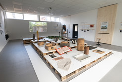 Die VR-Anwendung »Pulverfabrik 360°« ist Teil der Präsentation im »Raum 6 --Pulver, Munition und Militär-- Von 1941 bis 1994, über einen Zeitraum von mehr als fünf Jahrzehnten, wurden von verschiedenen Unternehmen auf dem Gelände der Pulverfabrik Liebenau Rüstungsgüter hergestellt. Zudem diente das Areal nach dem Krieg als Militärstandort für britische und US-amerikanische Streitkräfte sowie die Bundeswehr. Die Produktion vieler Arten von Pulver, Sprengstoff und Munition in Liebenau war ebenso gewinnbringend wie gefährlich. Auf vielen Kriegsschauplätzen – nicht nur denen des Zweiten Weltkriegs – zeigten sich die tödlichen und zerstörerischen Wirkungen der hier hergestellten Produkte.« (Text: Gedenk- und Bildungsstätte Liebenau)  Aufnahmedatum: 04.11.2023, © Thomas Kemnitz.<span class="lightbox-bottom-description-additional"> Bildnummer: 9478, geladen am: 13.12.2023.</span> Bild 9478